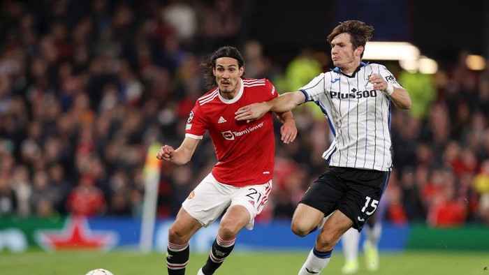 MANCHESTER, ENGLAND - OCTOBER 20: Edinson Cavani of Manchester United battles for possession with Marten de Roon of Atalanta BC during the UEFA Champions League group F match between Manchester United and Atalanta at Old Trafford on October 20, 2021 in Manchester, England. (Photo by Naomi Baker/Getty Images)
