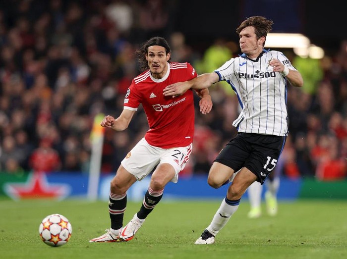 MANCHESTER, ENGLAND - OCTOBER 20: Edinson Cavani of Manchester United battles for possession with Marten de Roon of Atalanta BC during the UEFA Champions League group F match between Manchester United and Atalanta at Old Trafford on October 20, 2021 in Manchester, England. (Photo by Naomi Baker/Getty Images)