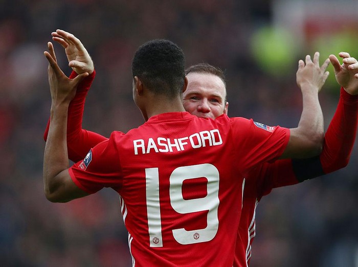 LONDON, ENGLAND - OCTOBER 30: Cristiano Ronaldo embraces Marcus Rashford of Manchester United as he is substituted during the Premier League match between Tottenham Hotspur and Manchester United at Tottenham Hotspur Stadium on October 30, 2021 in London, England. (Photo by Mike Hewitt/Getty Images)