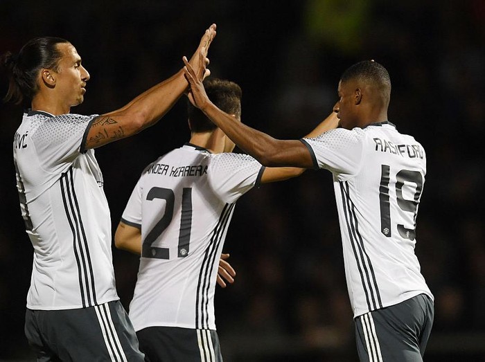 LONDON, ENGLAND - OCTOBER 30: Cristiano Ronaldo embraces Marcus Rashford of Manchester United as he is substituted during the Premier League match between Tottenham Hotspur and Manchester United at Tottenham Hotspur Stadium on October 30, 2021 in London, England. (Photo by Mike Hewitt/Getty Images)