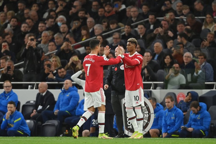 Marcus Rashford LONDON, ENGLAND - OCTOBER 30: Cristiano Ronaldo embraces Marcus Rashford of Manchester United as he is substituted during the Premier League match between Tottenham Hotspur and Manchester United at Tottenham Hotspur Stadium on October 30, 2021 in London, England. (Photo by Mike Hewitt/Getty Images)