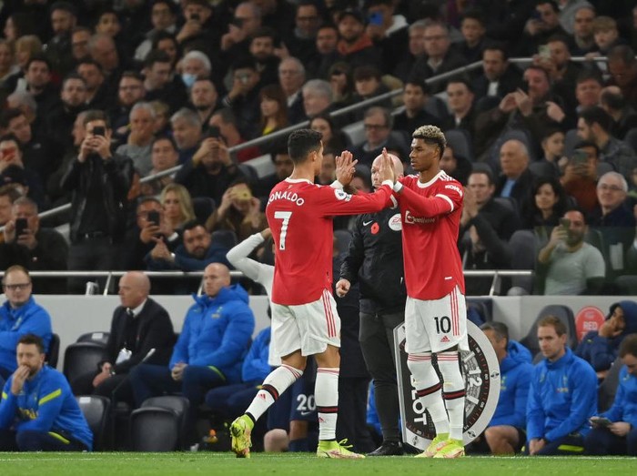 LONDON, ENGLAND - OCTOBER 30: Cristiano Ronaldo embraces Marcus Rashford of Manchester United as he is substituted during the Premier League match between Tottenham Hotspur and Manchester United at Tottenham Hotspur Stadium on October 30, 2021 in London, England. (Photo by Mike Hewitt/Getty Images)