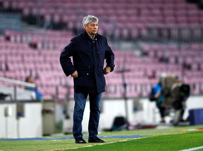 BARCELONA, SPAIN - NOVEMBER 04: Mircea Lucescu Head Coach of Dynamo Kyiv looks on during the UEFA Champions League Group G stage match between FC Barcelona and Dynamo Kyiv at Camp Nou on November 04, 2020 in Barcelona, Spain. Sporting stadiums around Spain remain under strict restrictions due to the Coronavirus Pandemic as Government social distancing laws prohibit fans inside venues resulting in games being played behind closed doors. (Photo by Eric Alonso/Getty Images)