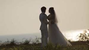 7 Foto Pernikahan Serba Putih Natasha Wilona & Teuku Rassya di Tepi Danau