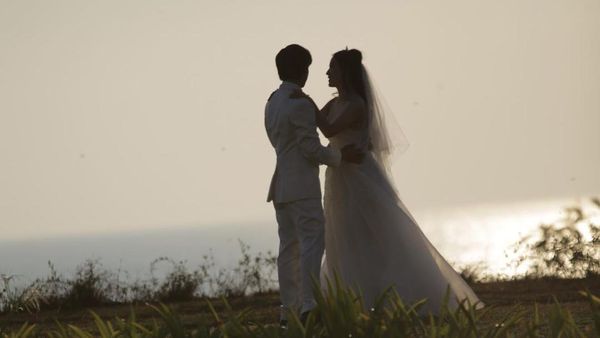 7 Foto Pernikahan Serba Putih Natasha Wilona & Teuku Rassya di Tepi Danau