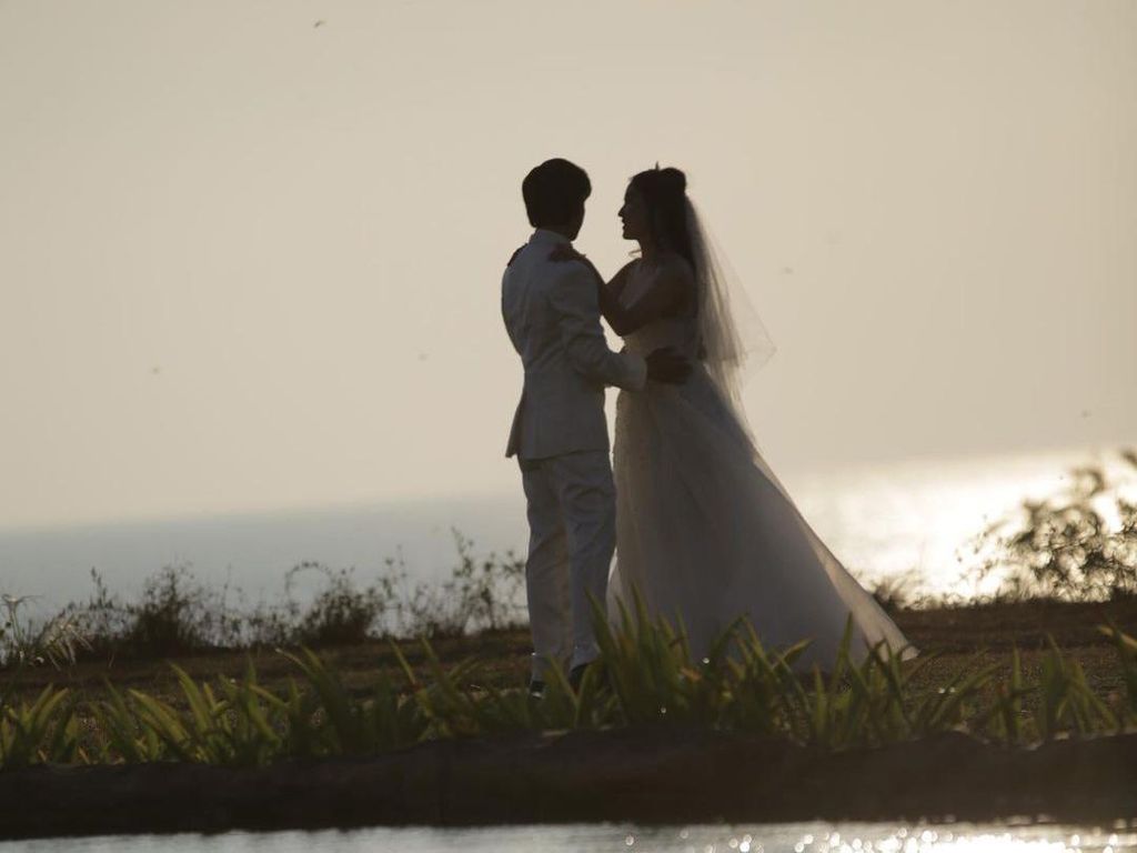 7 Foto Pernikahan Serba Putih Natasha Wilona & Teuku Rassya di Tepi Danau
