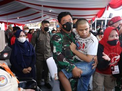 Aksi Menyentuh Panglima TNI Penuhi Permintaan Anak Disabilitas Minta Digendong