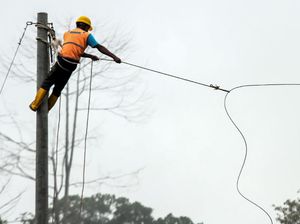 Upaya PLN Terangi Indonesia Sampai Pulau Terluar Upaya PLN Terangi Indonesia Sampai Pulau Terluar