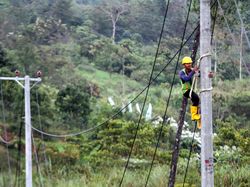Tinggal 0,38% Lagi, Desa Berlistrik di RI Capai 83.125