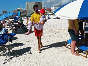 So Sweet, Penjaga Pantai Memanjakan Lansia, Rela Gendong ke Pantai