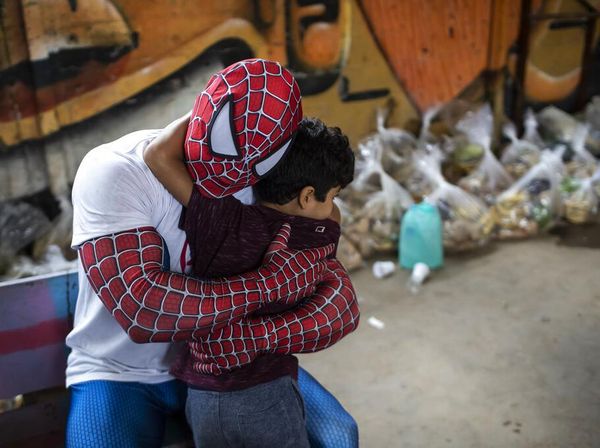 Perangi Kelaparan, Spiderman Bagi-bagi Makanan di Brasil