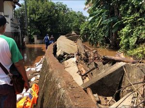 Warga Sebut Tanggul Jebol di Bekasi Baru Diperbaiki Bulan Lalu