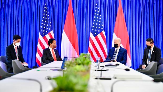 Presiden Joko Widodo bertemu dengan Presiden Amerika Serikat Joe Biden di sela-sela KTT COP26 di Glasgow, Skotlandia, Senin (1/11).