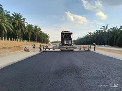 Jelang Akhir Tahun, Proyek Aspal Tol Serang-Panimbang cs Digeber