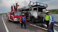 Puluhan Motor Ludes Jadi Rongsokan, Imbas Truk Gendong Terbakar di Tol Nganjuk