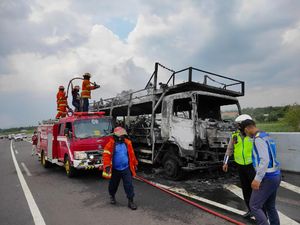 Puluhan Motor Ludes Jadi Rongsokan, Imbas Truk Gendong Terbakar di Tol Nganjuk Puluhan Motor Ludes Jadi Rongsokan, Imbas Truk Gendong Terbakar di Tol Nganjuk