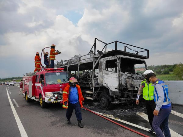Puluhan Motor Ludes Jadi Rongsokan, Imbas Truk Gendong Terbakar di Tol Nganjuk