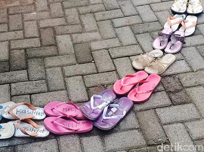 Ratusan Pasang Sandal Antre Vaksinasi, Kok Bisa?