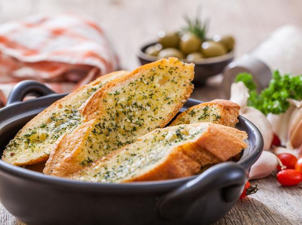 Cara Bikin Garlic Bread yang Viral di TikTok, Praktis Banget!