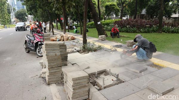 Revitalisasi Trotoar Jalan Suryo Jaksel Terus Dikebut