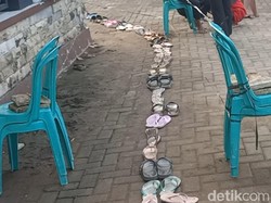 Ketika Ratusan Sandal Mengular Antre Vaksin di Pekalongan