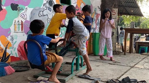 Kegiatan belajar mengajar di Sekolah Rakyat Pancoran Buntu 2 (Serapan) pada Minggu (31/10). Sekolah rakyat ini berdiri di bekas bangunan Paud yang sempat ditinggalkan pasca konflik penggusuran lahan warga versus PT Pertamina pada Maret-April 2021 lalu. Sebanyak 162 anak usia TK hingga SMA terdata sebagai warga Pancoran Buntu 2 yang kesulitan mendapat akses pendidikan. Sekolah Rakyat Pancoran didirikan untuk membantu anak-anak tersebut mendapat pendidikan.