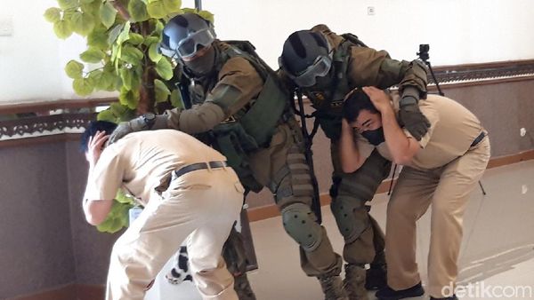 Seperti Ini Kerennya Simulasi Pembebasan Sandera Oleh TNI