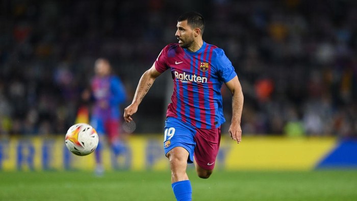 BARCELONA, SPAIN - OCTOBER 17: Sergio Aguero of FC Barcelona runs with the ball during the La Liga Santander match between FC Barcelona and Valencia CF at Camp Nou on October 17, 2021 in Barcelona, Spain. (Photo by David Ramos/Getty Images)