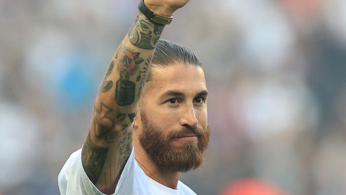 PARIS, FRANCE - AUGUST 14: Sergio Ramos of Paris Saint-Germain acknowledges the fans as he is introduced to the fans prior to the Ligue 1 Uber Eats match between Paris Saint Germain and Strasbourg at Parc des Princes on August 14, 2021 in Paris, France. (Photo by David Rogers/Getty Images)