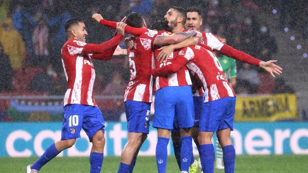 Soccer Football - LaLiga - Atletico Madrid v Real Betis - Wanda Metropolitano, Madrid, Spain - October 31, 2021 Atletico Madrid's Joao Felix celebrates scoring their third goal with teammates REUTERS/Juan Medina