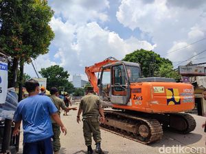 Tanggul Jebol di Perumahan Bumi Nasio Indah Bekasi Mulai Diperbaiki