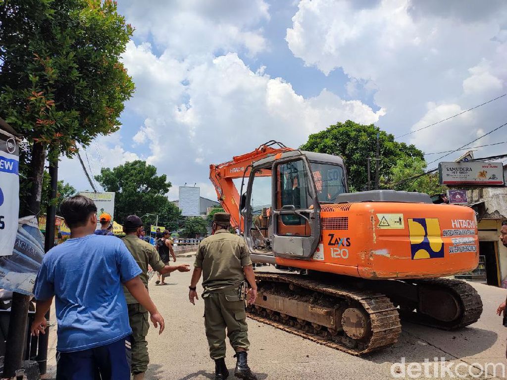 Tanggul Jebol di Perumahan Bumi Nasio Indah Bekasi Mulai Diperbaiki Tanggul Jebol di Perumahan Bumi Nasio Indah Bekasi Mulai Diperbaiki