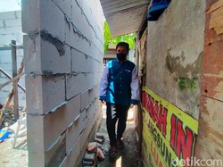 Melihat Tembok yang Dibongkar untuk Akses Rumah Keluarga Ridwan