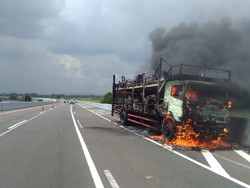 Truk Gendong Puluhan Motor Ludes Terbakar di Tol Nganjuk, Kerugian Rp 500 Juta