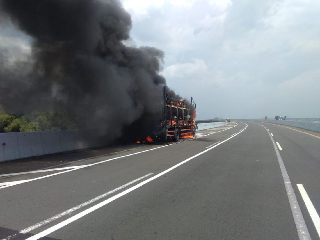 Truk Gendong Puluhan Motor Ludes Terbakar di Tol Nganjuk