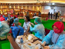 Warga di Makassar Membeludak Ikut Vaksinasi CT Corp di TSM