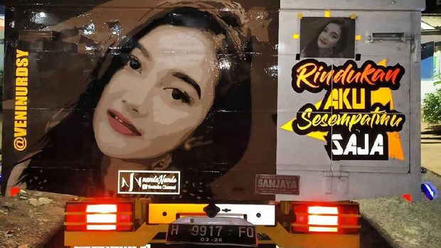 Veni Nur makin dikenal sampai wajahnya ada di pantat truk.
