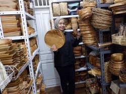 Top! Wanita Ini Cuan Belasan Juta dari Bisnis Sendok dan Piring Kayu Cantik