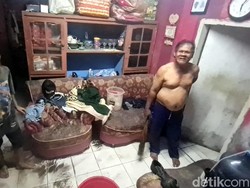 Warga Sukabumi Kaget Sofa-Kasur Miliknya Ngambang Diterjang Banjir