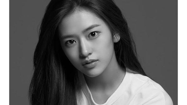 Potret Terbaru Ahn Yujin yang Siap Debut Lewat IVE