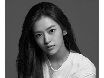 Potret Terbaru Ahn Yujin yang Siap Debut Lewat IVE