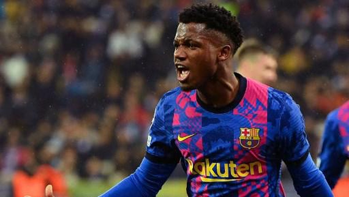 Ansu Fati mencetak gol kemenangan Barcelona atas Dynamo Kiev. Foto: AFP/SERGEI SUPINSKY