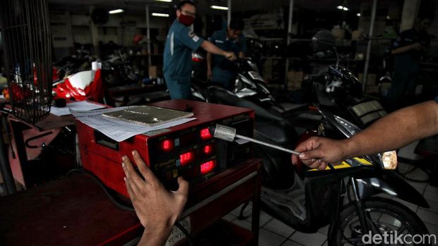 Sejumlah warga mendatangi bengkel di Jakarta Utara untuk melakukan uji emisi motor. Biaya uji emisi motor itu dibanderol seharga Rp 50 ribu.