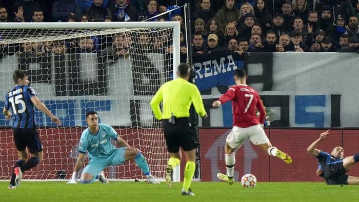Manchester United's Cristiano Ronaldo, 2nd right, scores his side's first goal during the Champions League group F soccer match between Atalanta and Manchester United, at the Stadio di Bergamo, in Bergamo, Italy, Tuesday, Nov. 2, 2021. (AP Photo/Luca Bruno)