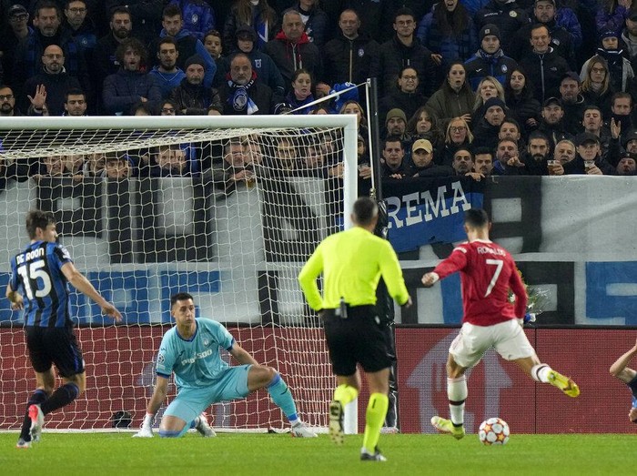 Manchester United's Cristiano Ronaldo, 2nd right, scores his side's first goal during the Champions League group F soccer match between Atalanta and Manchester United, at the Stadio di Bergamo, in Bergamo, Italy, Tuesday, Nov. 2, 2021. (AP Photo/Luca Bruno)