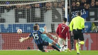 Di menit injury time babak pertama, CR7 menyamakan skor jadi 1-1. (Foto: AP/Luca Bruno)