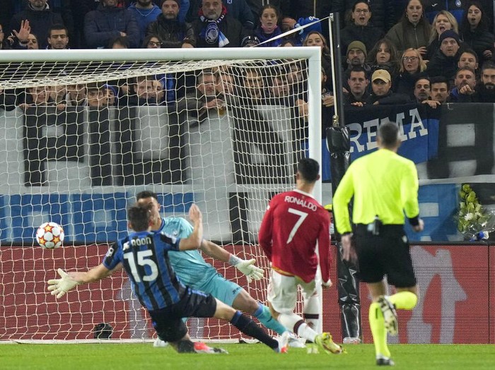 Manchester United's Cristiano Ronaldo, 2nd right, scores his side's first goal during the Champions League group F soccer match between Atalanta and Manchester United, at the Stadio di Bergamo, in Bergamo, Italy, Tuesday, Nov. 2, 2021. (AP Photo/Luca Bruno)