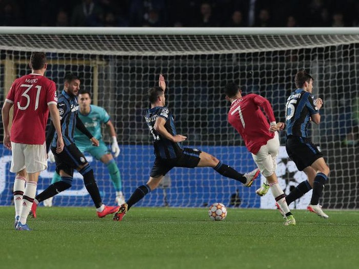 BERGAMO, ITALY - NOVEMBER 02: Cristiano Ronaldo of Manchester United scores their side's second goal during the UEFA Champions League group F match between Atalanta and Manchester United at Stadio di Bergamo on November 02, 2021 in Bergamo, Italy. (Photo by Emilio Andreoli/Getty Images)