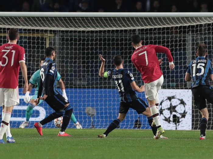 BERGAMO, ITALY - NOVEMBER 02: Cristiano Ronaldo of Manchester United scores their side's second goal during the UEFA Champions League group F match between Atalanta and Manchester United at Stadio di Bergamo on November 02, 2021 in Bergamo, Italy. (Photo by Emilio Andreoli/Getty Images)
