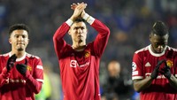 Berkat Cristiano Ronaldo, MU pun pulang dengan hasil seri 2-2 di markas Atalanta. (Foto: AP/Luca Bruno)